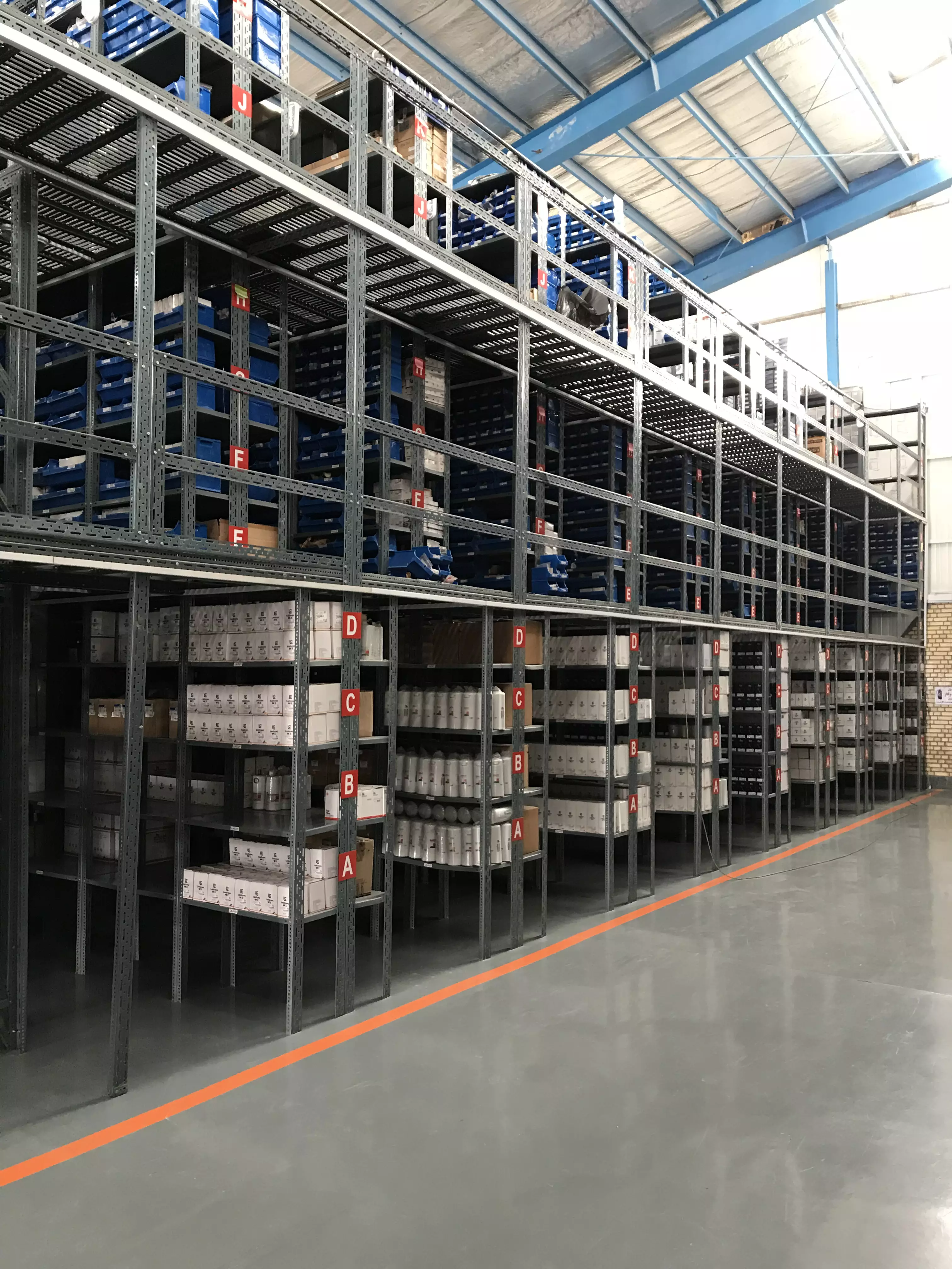 قفسه بندی پیچ و مهره ای