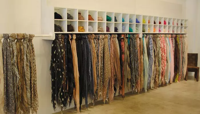 نحوه چیدمان شال و روسری در مغازه