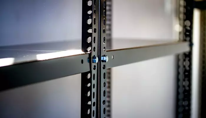 نصب قفسه پیچ و مهره ای فلزی