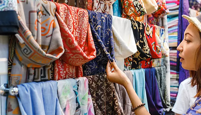  دکوراسیون مغازه کوچک شال و روسری