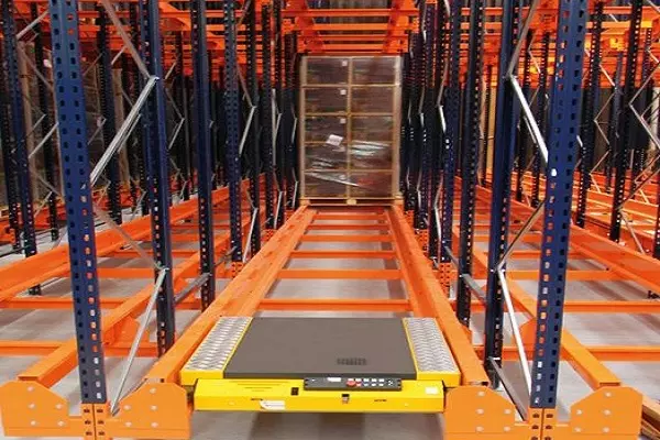 یک قفسه سورمه ای نارنجی فلزی بزرگ